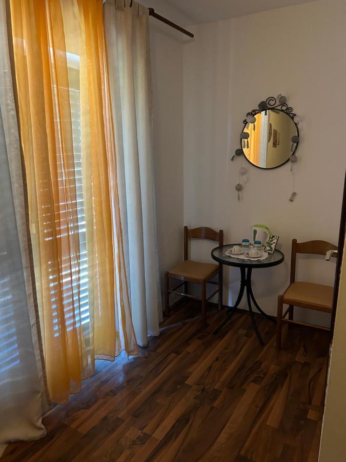אופטיה Rooms & Apartments Semic מראה חיצוני תמונה