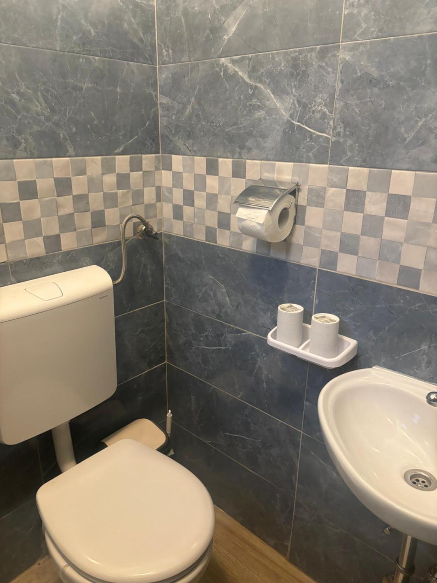 אופטיה Rooms & Apartments Semic מראה חיצוני תמונה