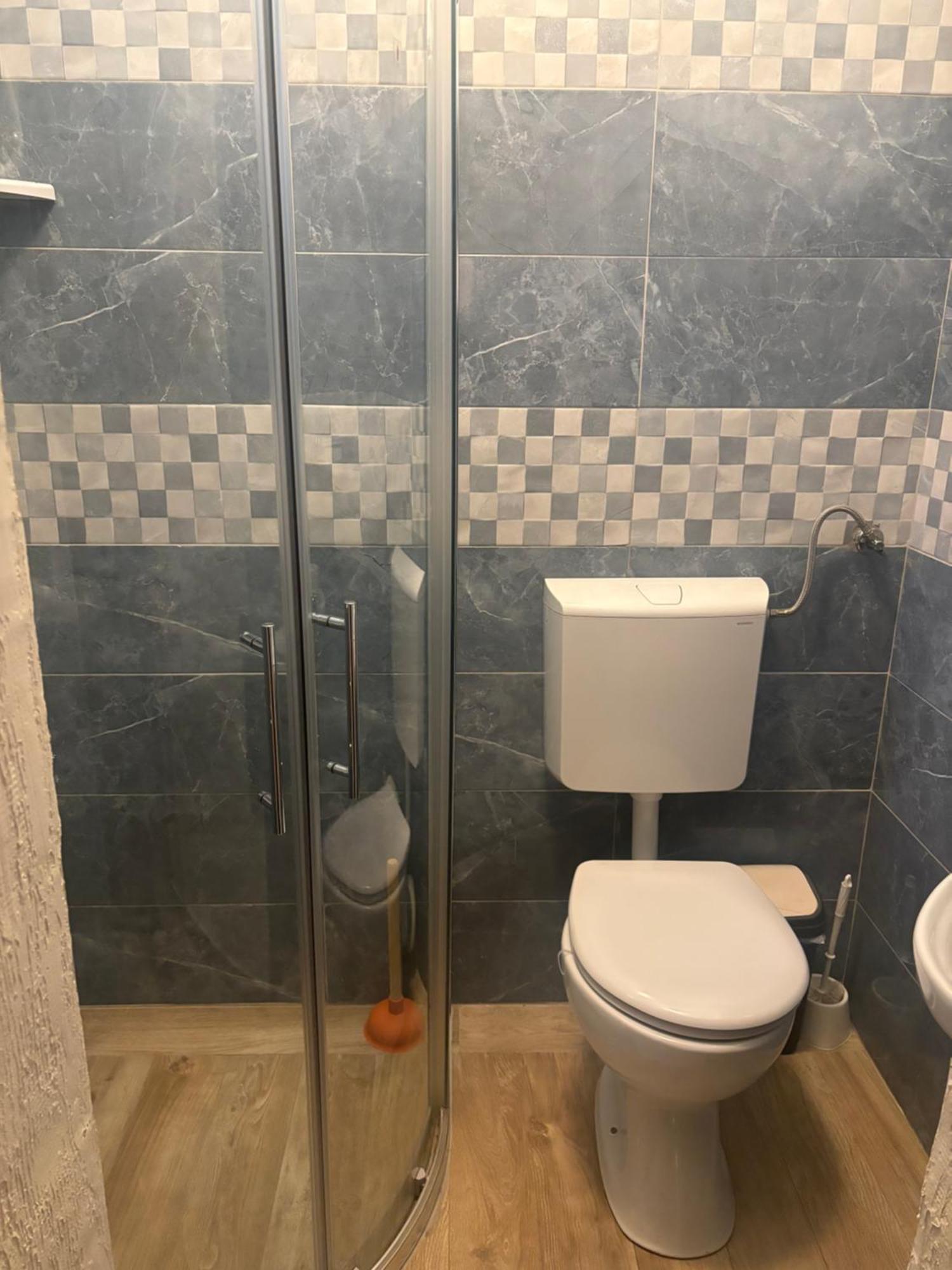 אופטיה Rooms & Apartments Semic מראה חיצוני תמונה