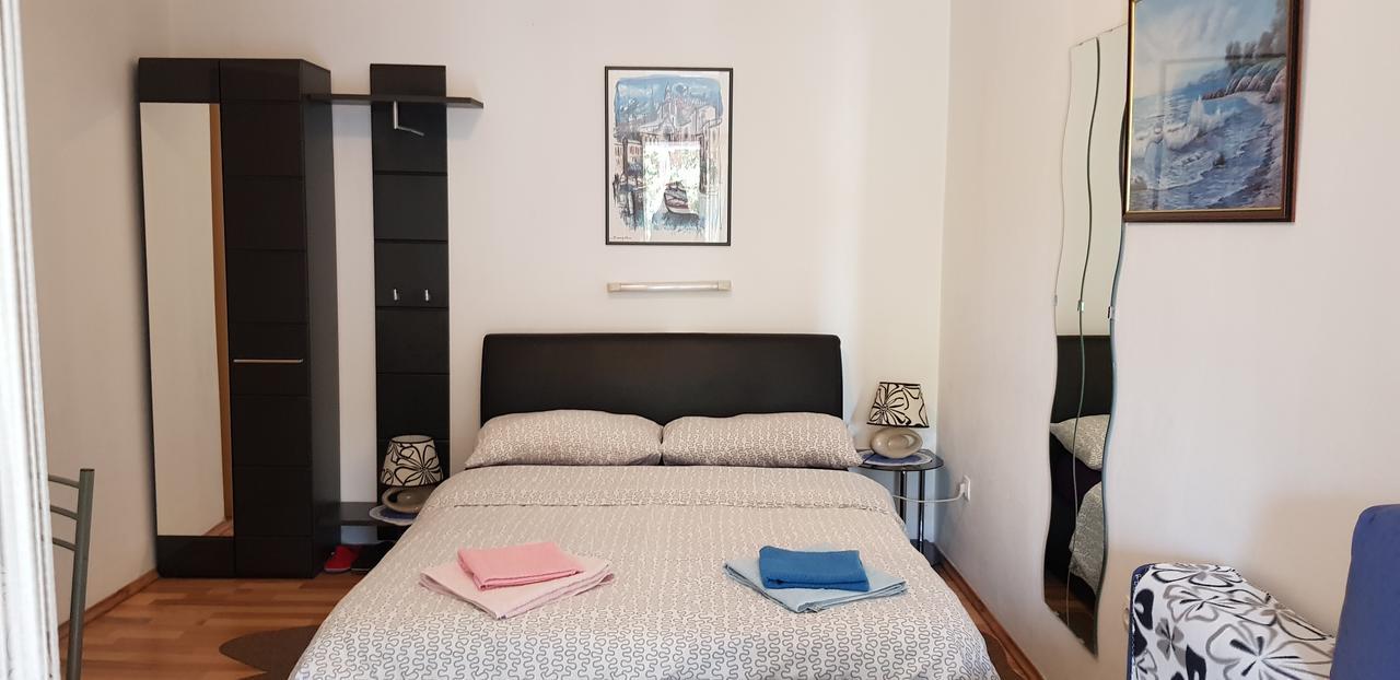 אופטיה Rooms & Apartments Semic מראה חיצוני תמונה